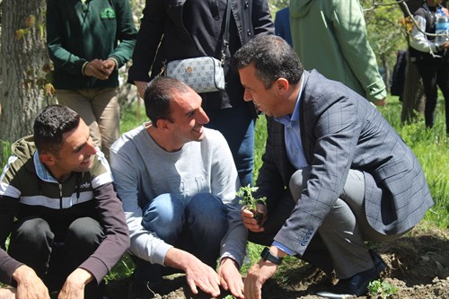 "ÖZEL" ÖĞRENCİLERİMİZLE FİDAN DİKİMİ ETKİNLİĞİ YAPILDI
